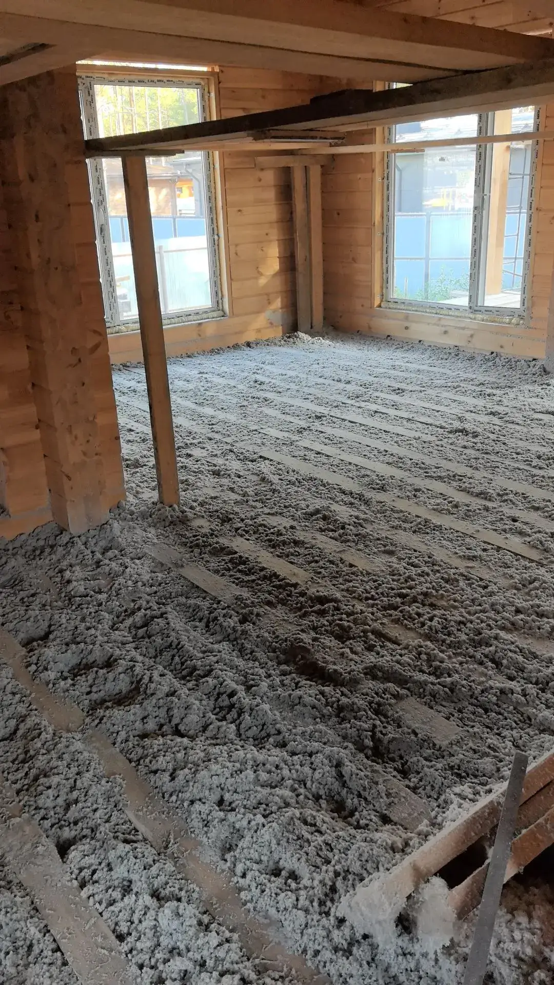 Укладка эковаты на пол первого этажа здания