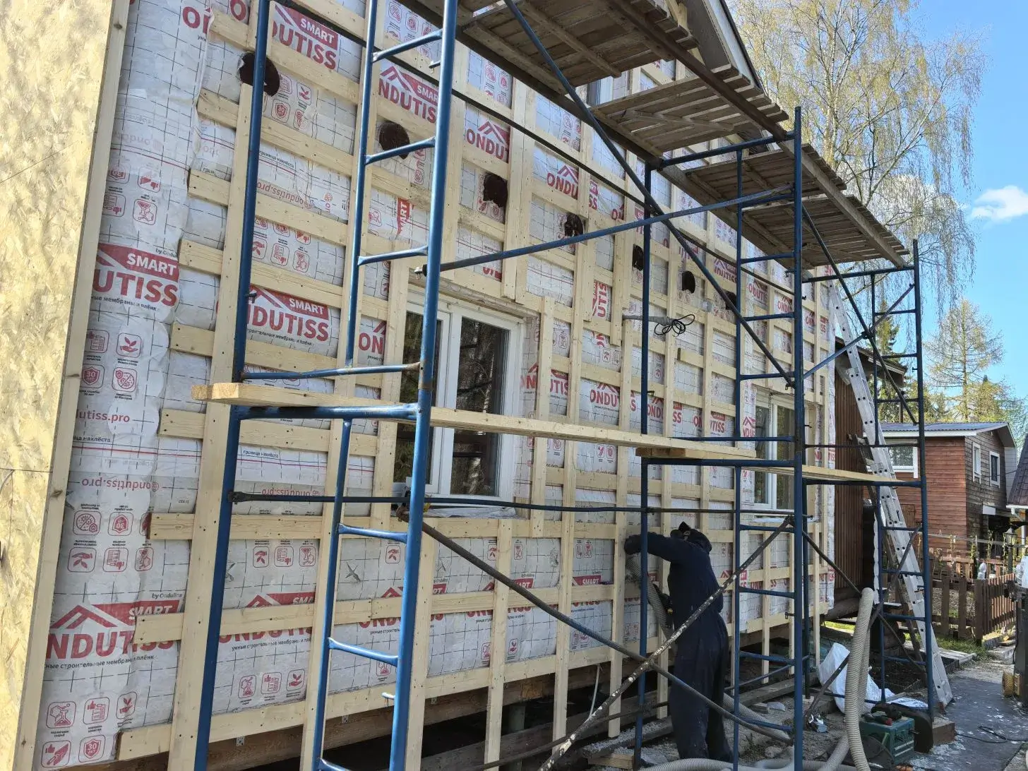 Плотное заполнение стен эковатой